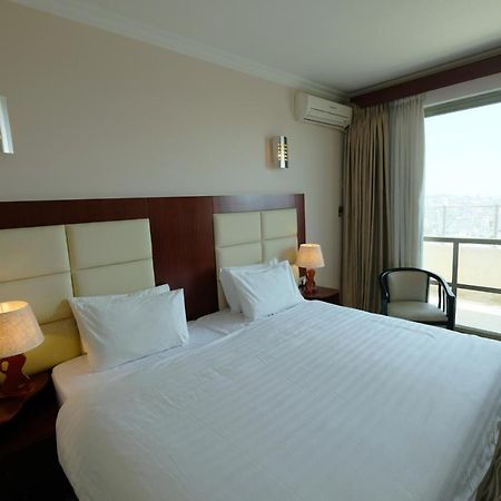 Red Crescent Guesthouse Ramallah Bagian luar foto