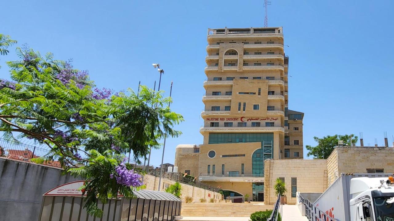 Red Crescent Guesthouse Ramallah Bagian luar foto