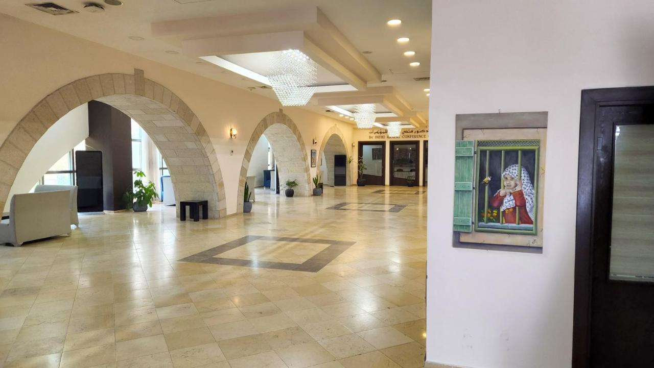 Red Crescent Guesthouse Ramallah Bagian luar foto