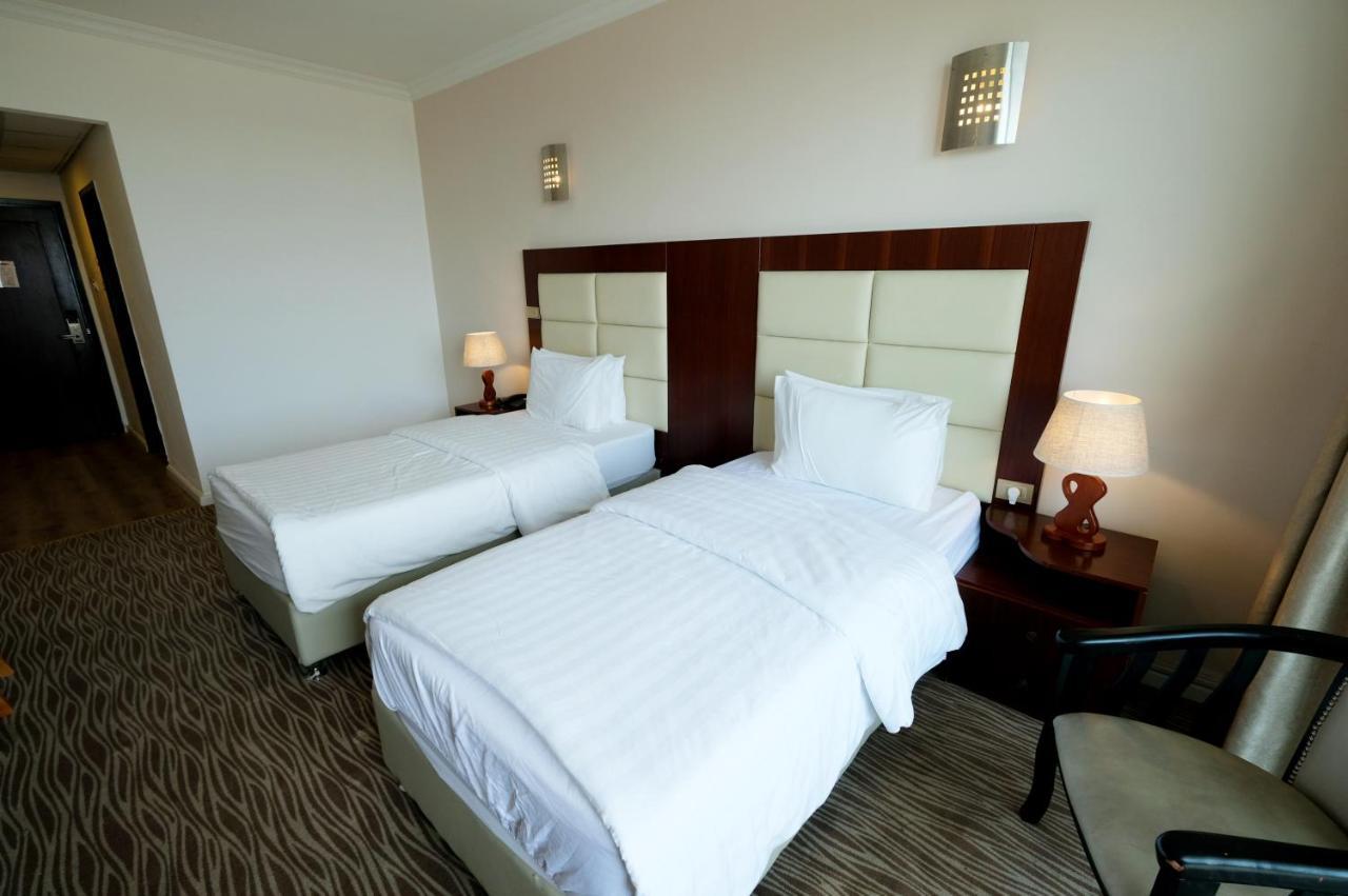 Red Crescent Guesthouse Ramallah Bagian luar foto