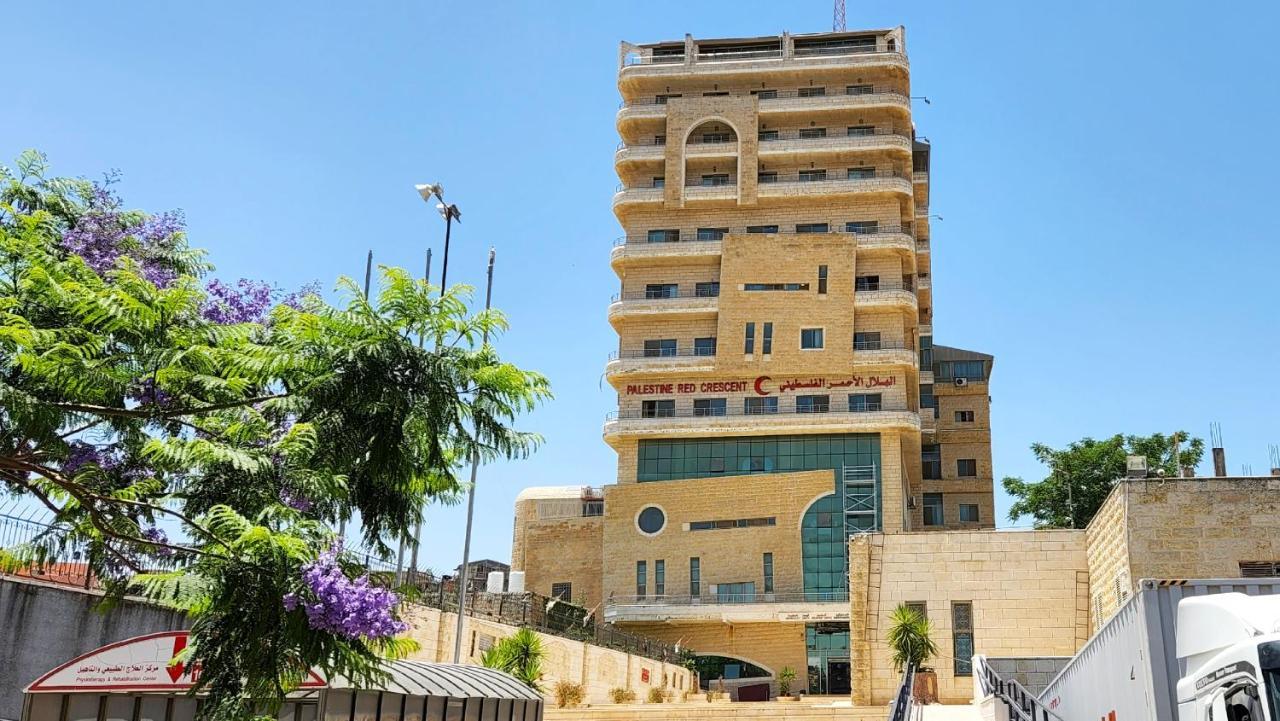 Red Crescent Guesthouse Ramallah Bagian luar foto