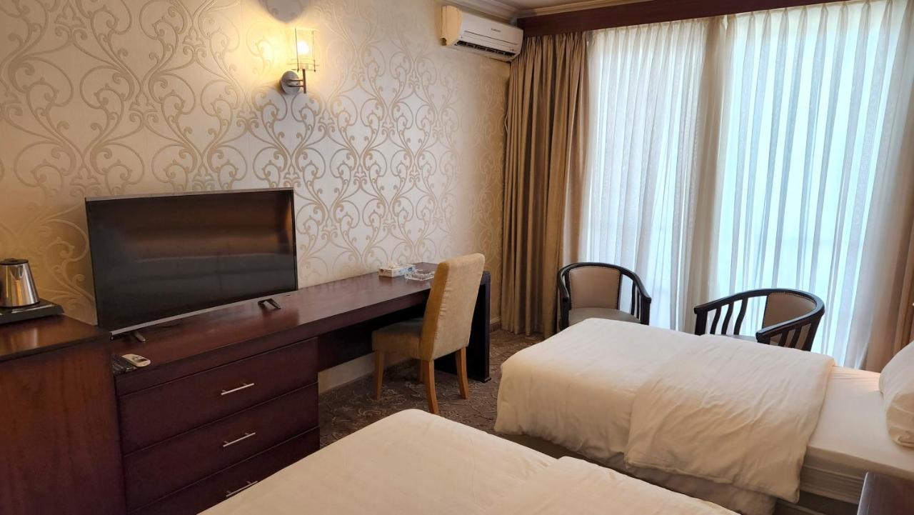 Red Crescent Guesthouse Ramallah Bagian luar foto