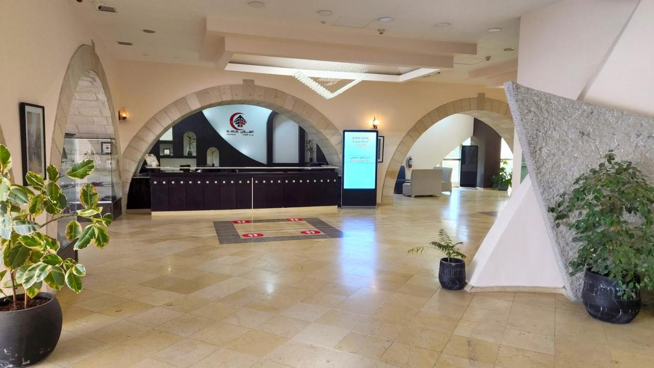 Red Crescent Guesthouse Ramallah Bagian luar foto