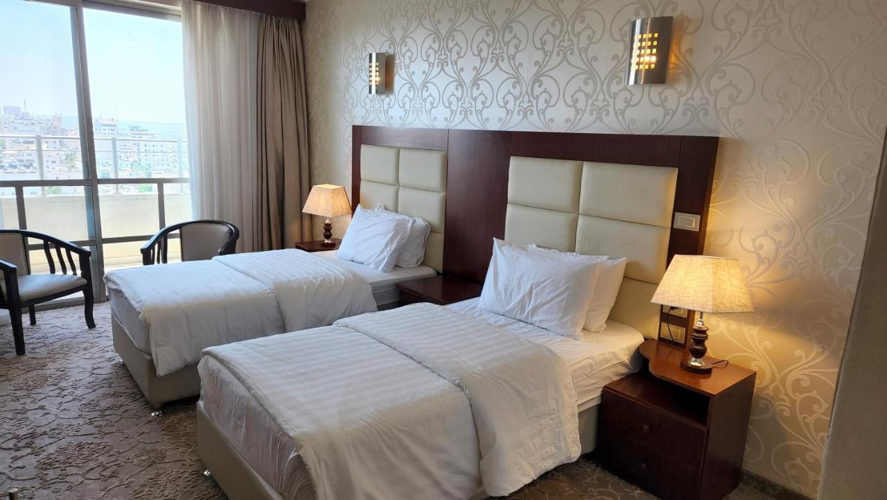 Red Crescent Guesthouse Ramallah Bagian luar foto