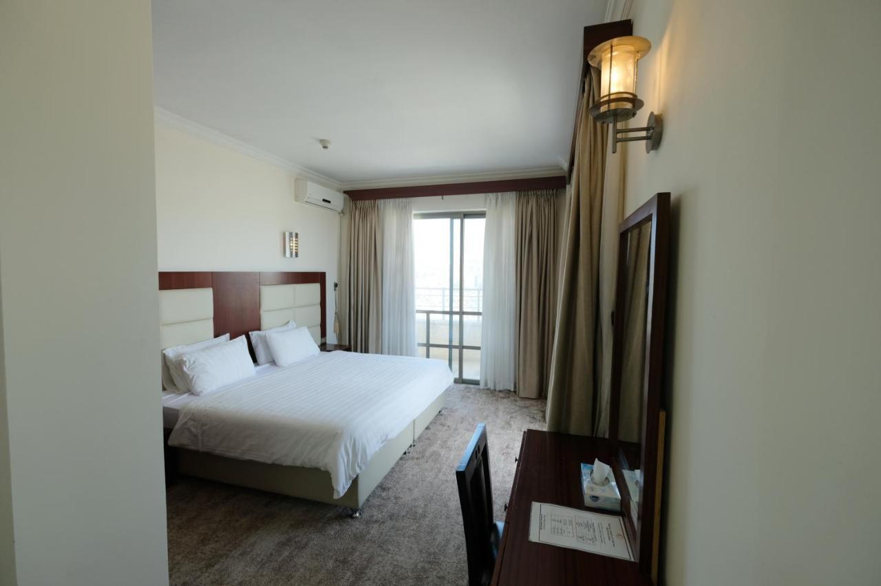 Red Crescent Guesthouse Ramallah Bagian luar foto