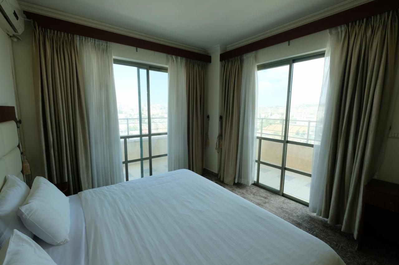 Red Crescent Guesthouse Ramallah Bagian luar foto