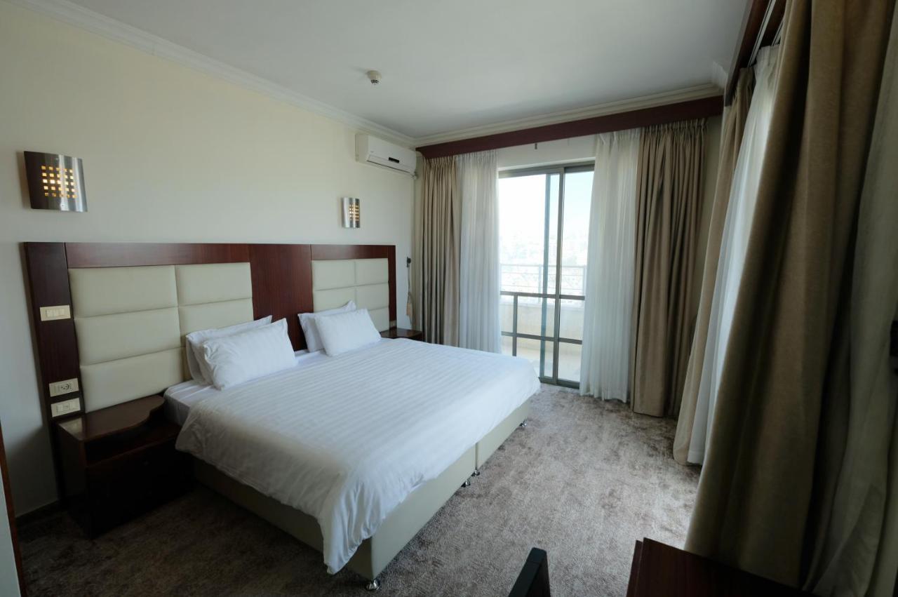 Red Crescent Guesthouse Ramallah Bagian luar foto