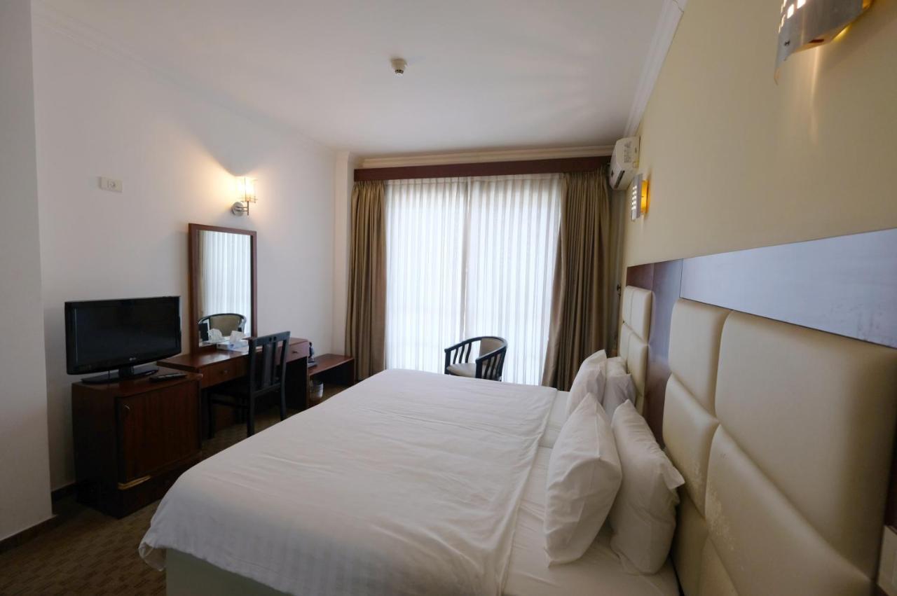 Red Crescent Guesthouse Ramallah Bagian luar foto