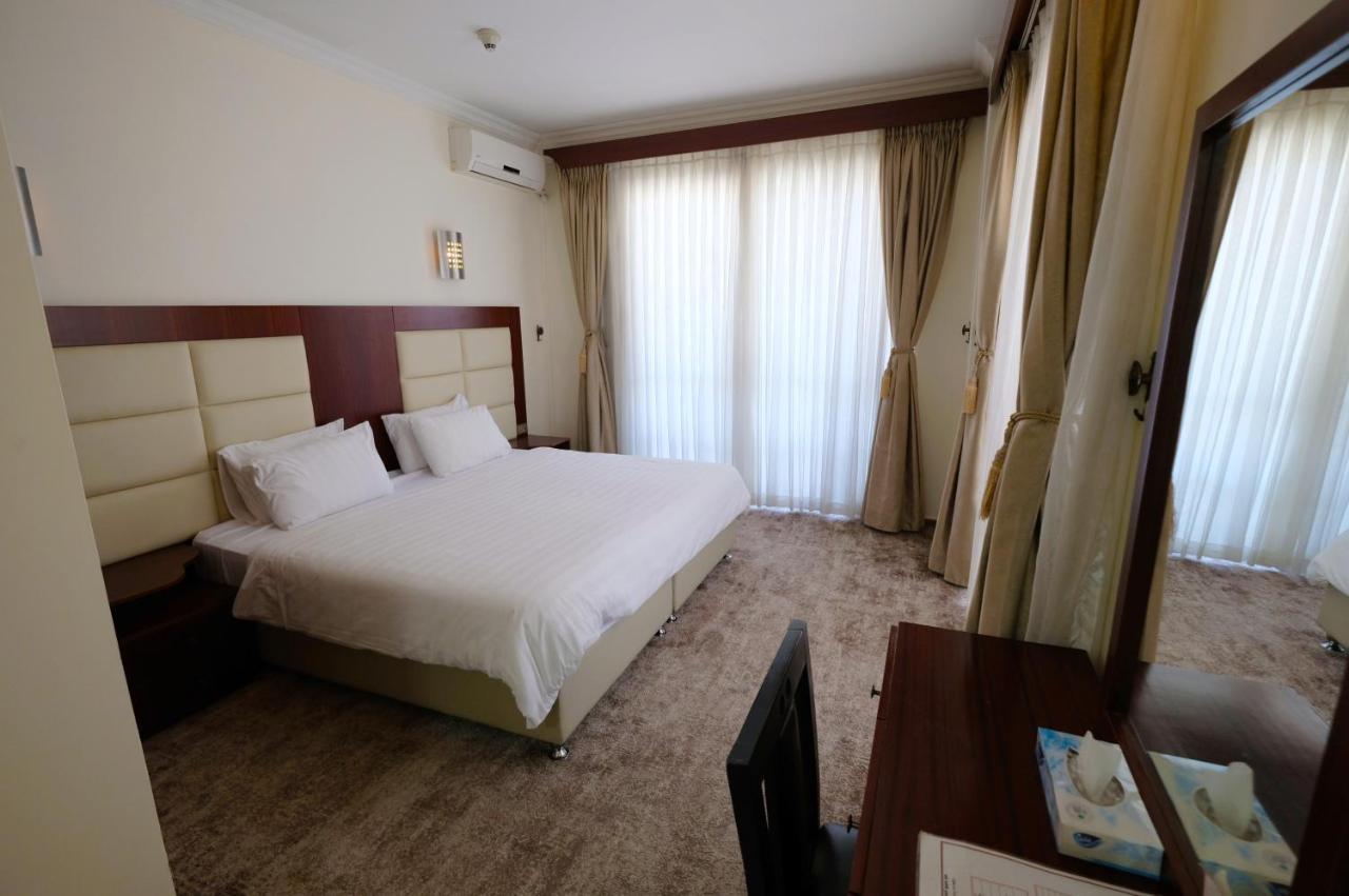 Red Crescent Guesthouse Ramallah Bagian luar foto