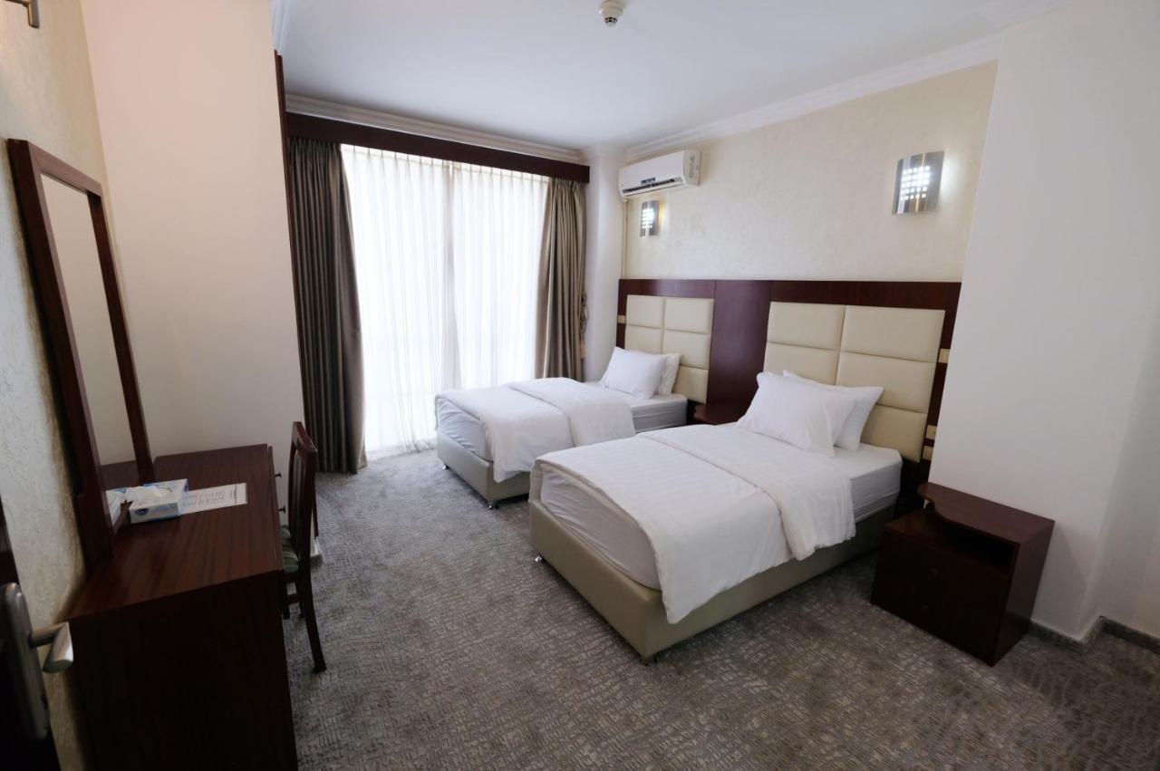 Red Crescent Guesthouse Ramallah Bagian luar foto