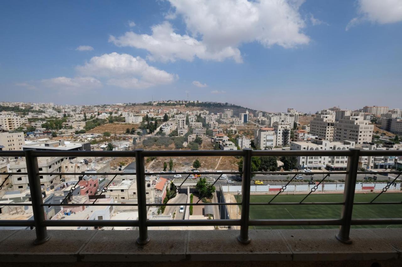 Red Crescent Guesthouse Ramallah Bagian luar foto