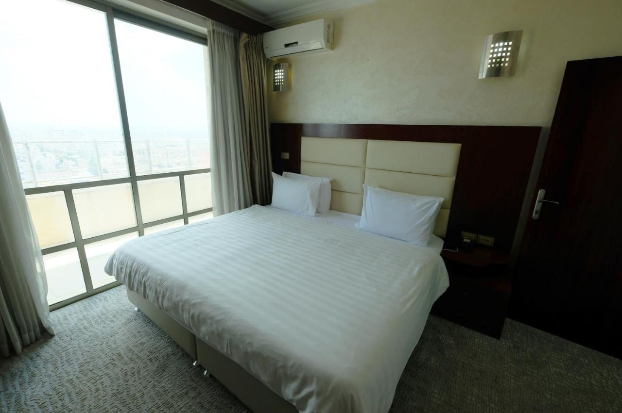 Red Crescent Guesthouse Ramallah Bagian luar foto