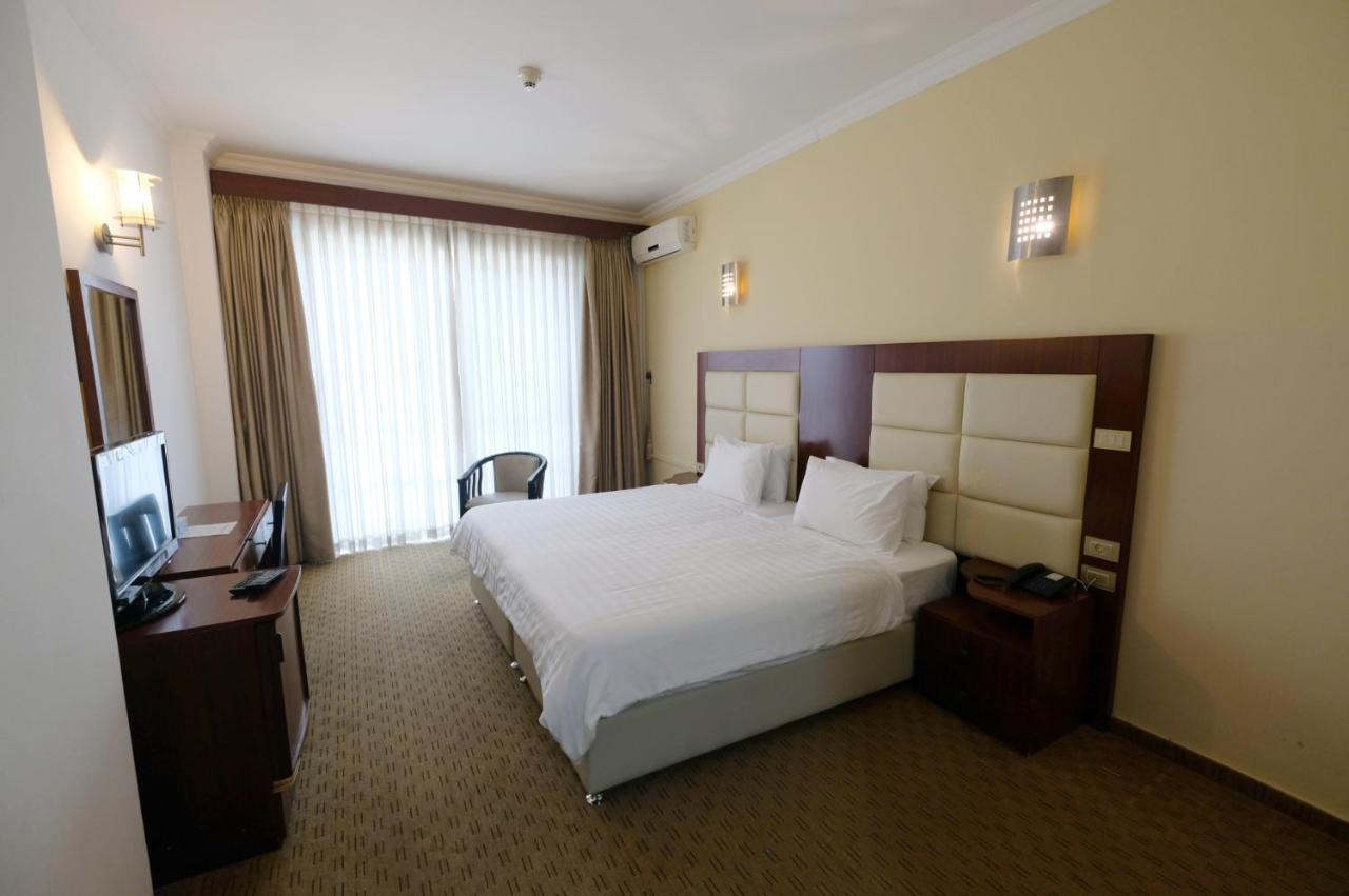 Red Crescent Guesthouse Ramallah Bagian luar foto