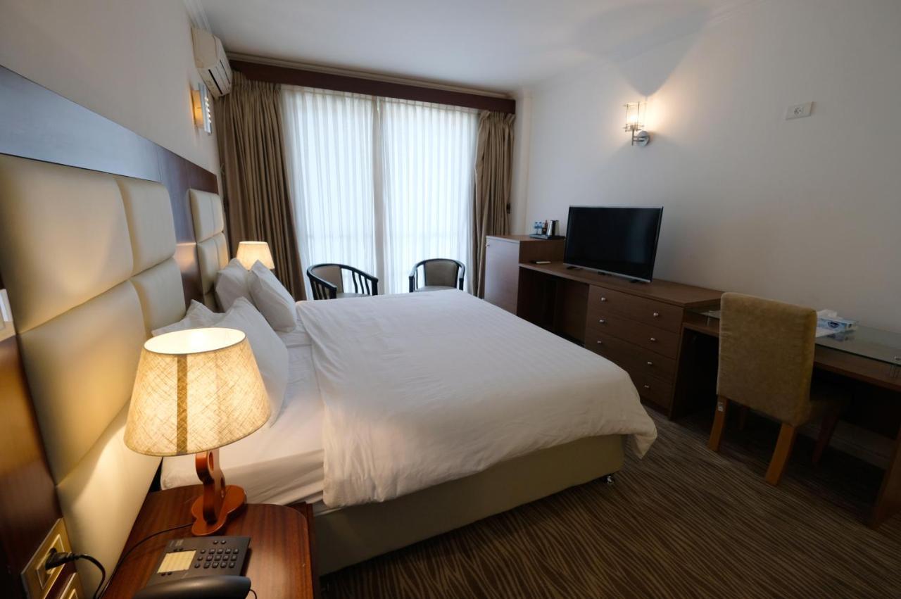 Red Crescent Guesthouse Ramallah Bagian luar foto