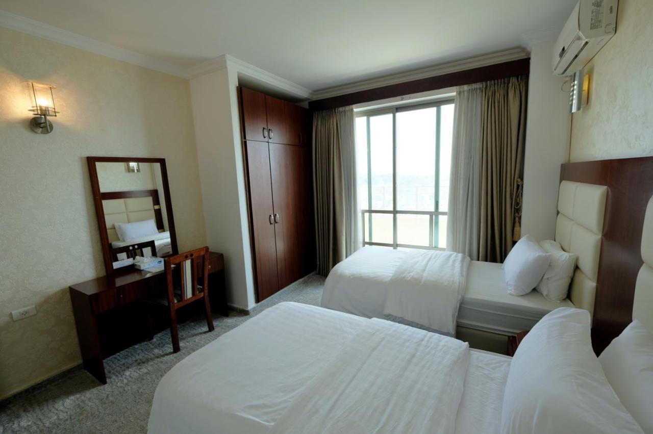 Red Crescent Guesthouse Ramallah Bagian luar foto