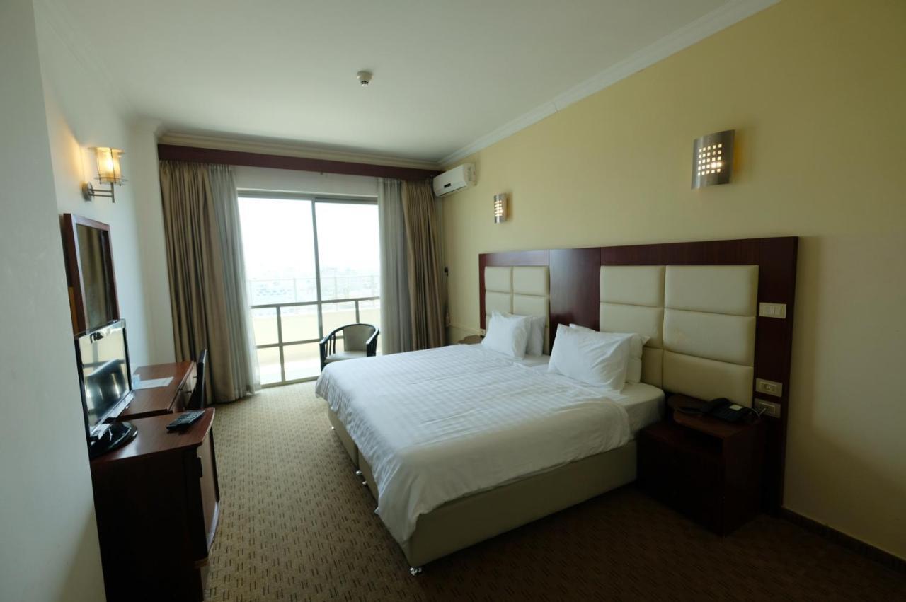 Red Crescent Guesthouse Ramallah Bagian luar foto
